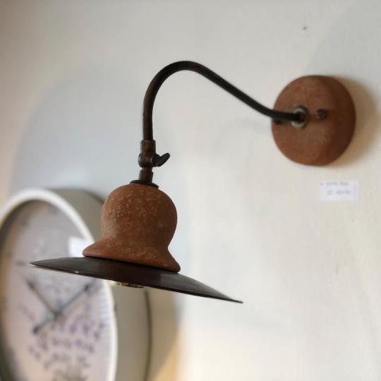38854 a20 imas klasicka rustikalna country vidiecka letny dom balaton rucne malovana tehla hneda cervena keramika mosadzo lampa nastenny svietnik cotto osvetlenie vidiecky dom provansalska naladova.jpg